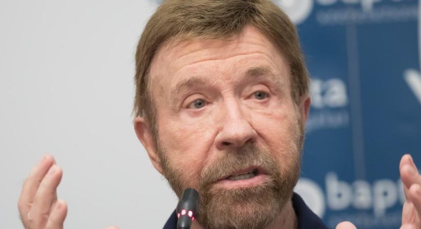 Chuck Norris egy magyar rendőrségi jelvényt szorongatott, a magyarok soha nem felejtik a világsztár budapesti látogatását