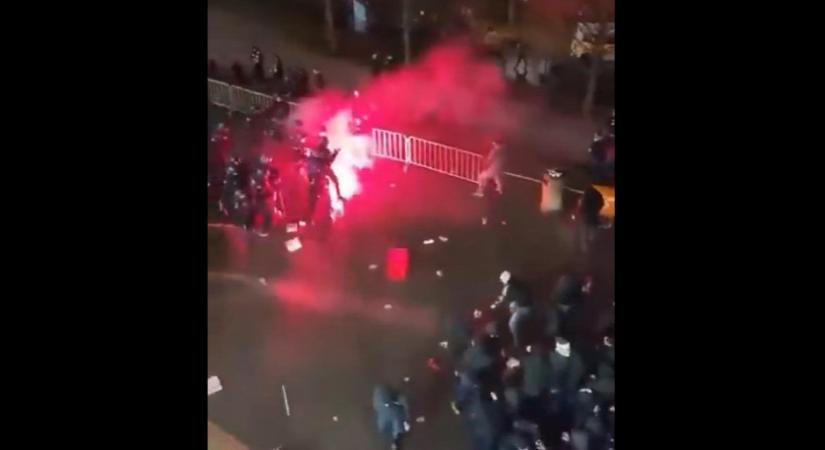 A rohamrendőrökkel verekedő szurkolók lemaradtak az év öngóljáról - videó