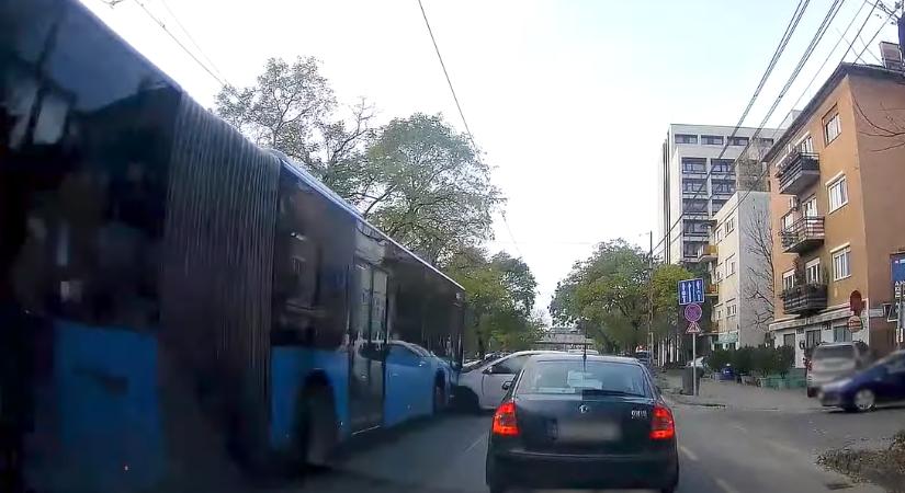 Hiába nagy és kék, egy buszt sem vesz mindenki észre