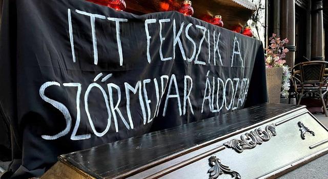 Utcai koporsóval tüntettek a szőrmeipar áldozatai miatt vegán aktivisták Budapesten