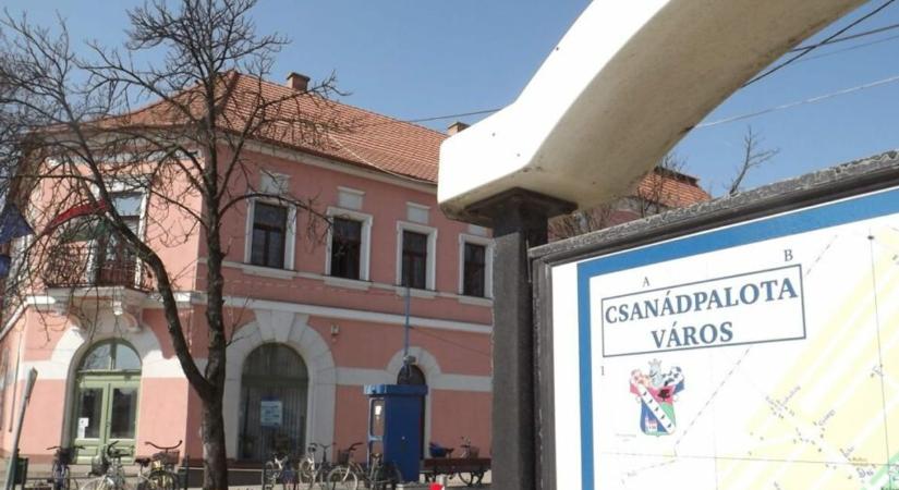 Lapértesülések szerint nyomozók szállták meg a csanádpalotai városházát
