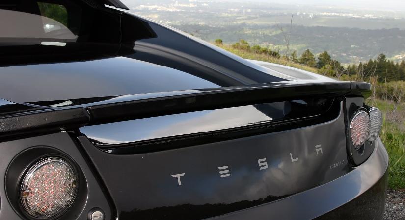Felfedte a lapjait a Tesla