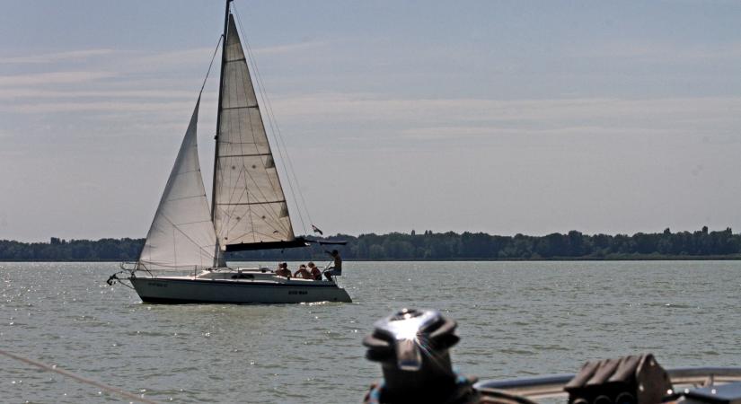 Körbe a Balatonon Finn dingivel