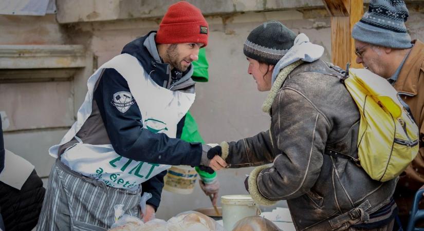 Hétszázötven rászorulót ajándékoznak meg az egri Govinda étterem munkatársai