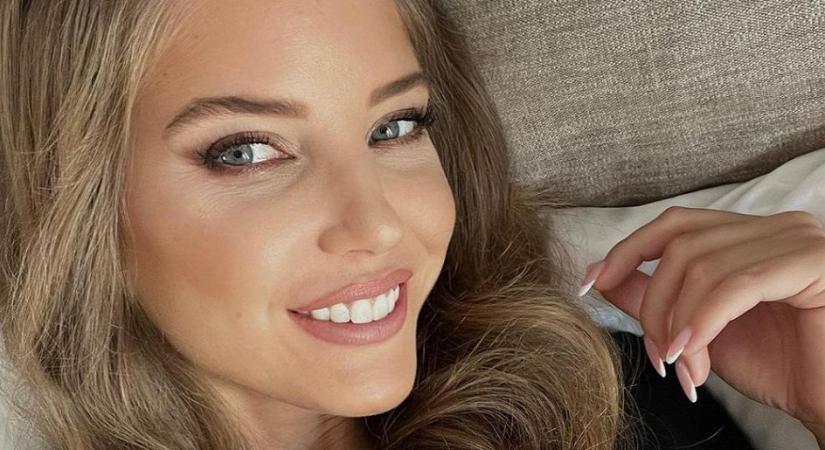 Hatalmas melleit, meztelen hasát mutogatja Szabó Zsófi - fotó