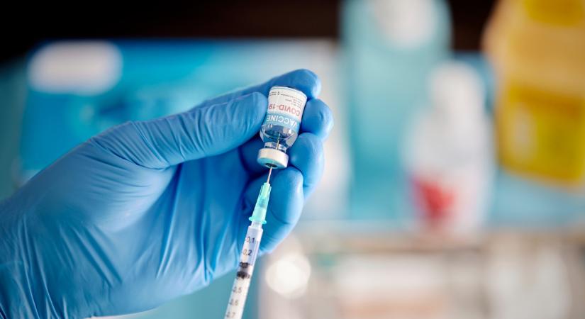 Hidegzuhany a Pfizerrel, Modernával oltottakra: így tényleg megnőhet a stroke kockázata?