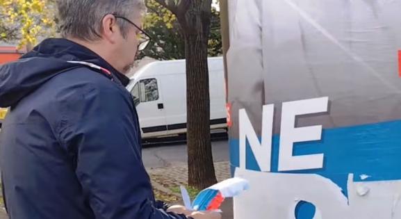 Késsel esett neki a kormánynak Hadházy Ákos