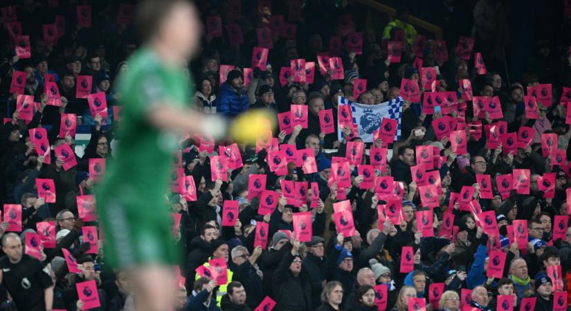 Az Everton szurkolói több ezer “korrupt” feliratú kártyával tiltakoztak a Premier League ellen