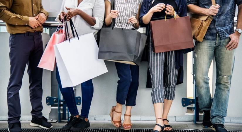 Hadat üzent a kormány a Black Friday-nek: azt akarják, hogy kevesebb ruhát vegyenek a fekete pénteken Franciaországban