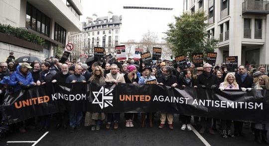 Hatvanezer ember vonult fel Londonban az antiszemitizmus ellen – videón a hatalmas tömeg