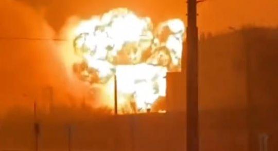 Kigyulladt az orosz harckocsimotorokat gyártó üzem – videók