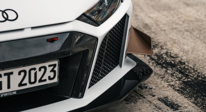 Közúti versenyautóvá vadították az Audi R8-at