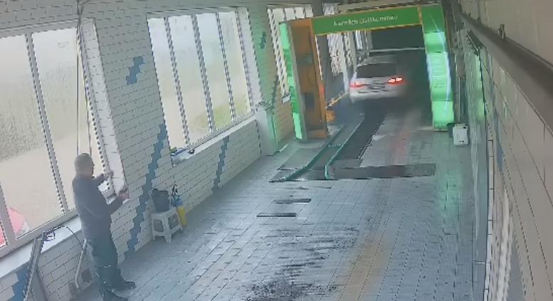 Kő kövön nem maradt: 73 éves autós amortizált le egy mosót