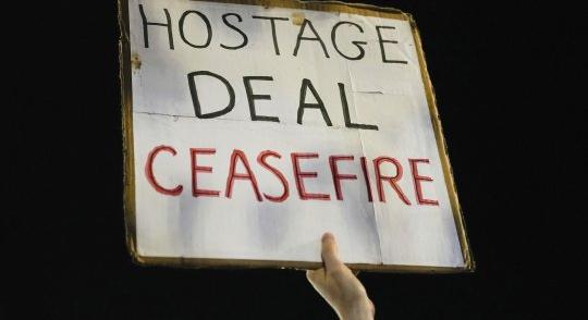 Megható kép készült a kiszabadult magyar túszokról, akik először találkozhattak édesanyjukkal