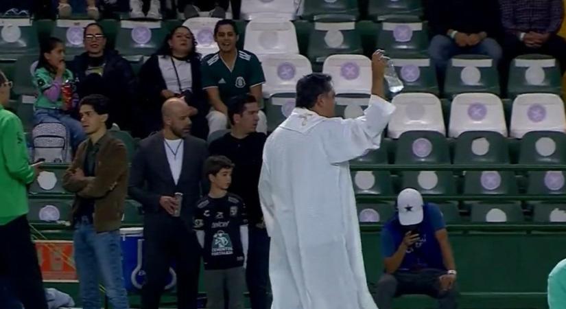 Döbbenet: meglepő dolgot tett a pályán egy pap a bajnoki meccsen - videó