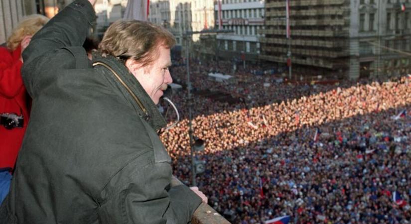 44 millióért adták el Václav Havel zöld télikabátját, amiben a híres levelet rejtegette