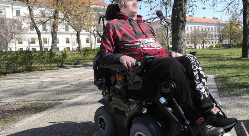 A nevelőapja húzta le 49 millióval a balesetben lebénult Tamást – Rekordkártérítéséből forgatták ki a szülei, az anyja büntetését mégsem kérte