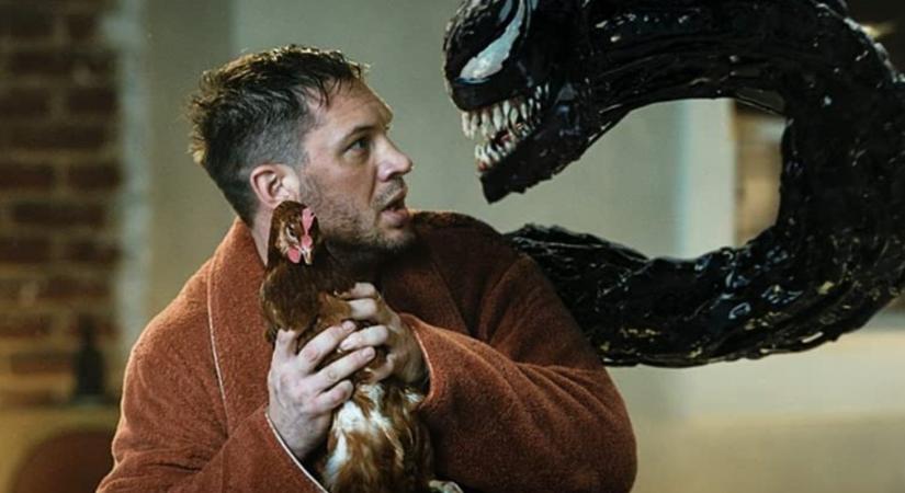 Tom Hardy újabb forgatási fotót osztott meg a Venom 3 felvételeiről, amin ezúttal az író-rendezővel és azzal a csávóval pózol, akinek az a feladata, hogy pofára essen helyette