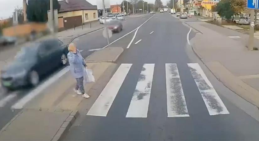 Átengedték az idős nőt a zebrán Soroksáron, ahogy reagált, az felejthetetlenül imádnivaló volt - videó