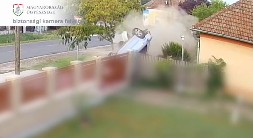 Ittasan döntötte ki autójával a kerítést – videó