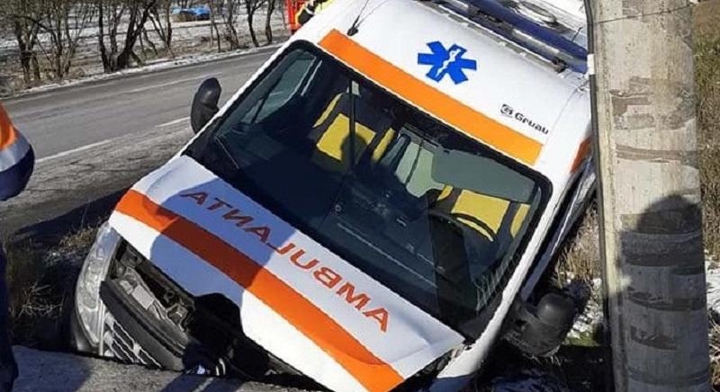 Sáncban kötött ki egy beteget szállító mentőautó