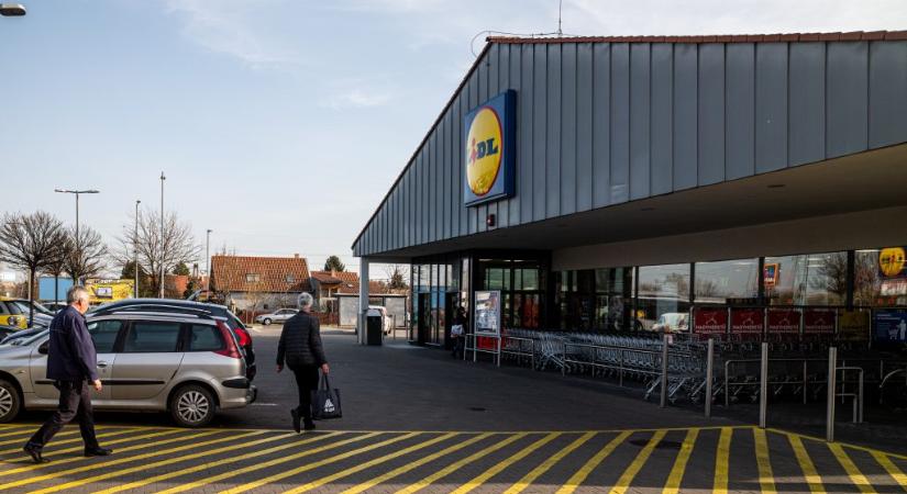 Egy hétig olcsóbban vásárolhatnak meg néhány terméket a 65 év feletti vevők a Lidlben