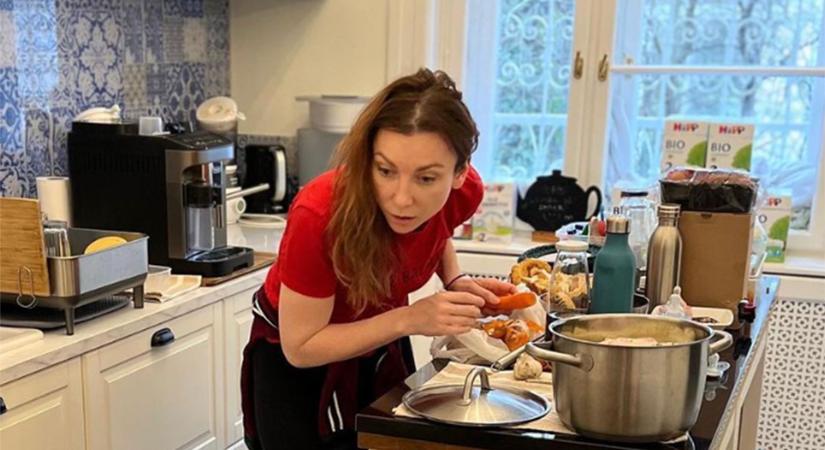 Meg kell zabálni: Rúzsa Magdi kislánya, Lujzi szakácskönyvet nézeget - fotó!