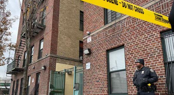 Brutális gyilkosság New Yorkban, halálra késeltek egy házaspárt és ötéves kisfiukat