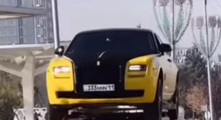 Padlót fogsz, ha meglátod, hogy szállították ezt a luxusautót