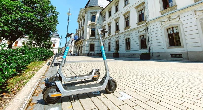 Sarokcsiszolóval akarták kivágni egy e-roller akkuját Egerben