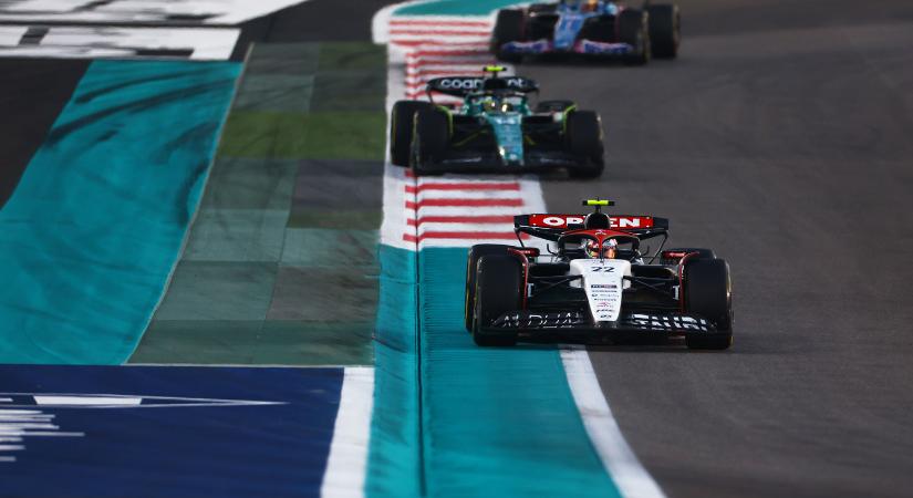 F1: Azt sem tudta a pilóta, hogy vezeti a futamot
