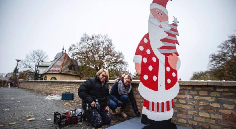 Adventi köntösbe öltözik Gyula