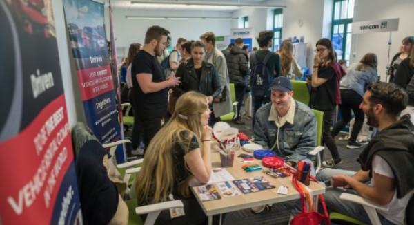 AZ IBS HALLGATÓI KITŰNNEK A MUNKAHELYEKEN