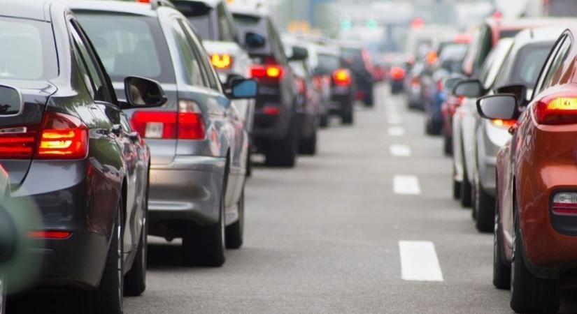 Torlódásban araszolnak az autók az M3-as autópályán