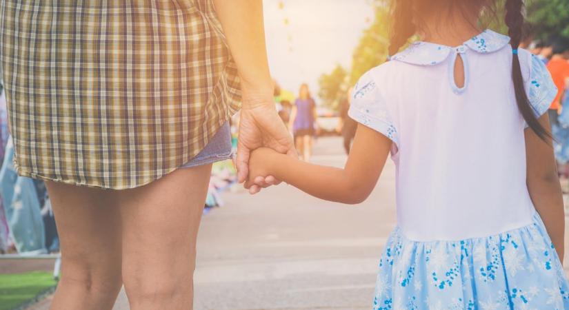 Hogyan tudja egy szétszórt, kamaszlelkű nagynéni pótolni az elveszített családot? Egy érzelmes, vicces és felemelő történet