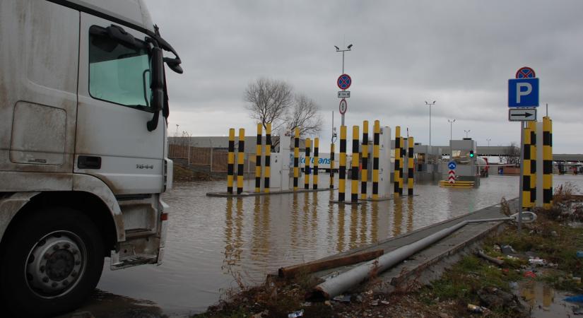 Elképesztő vihar dúl Bulgáriában, százezrek maradtak áram nélkül