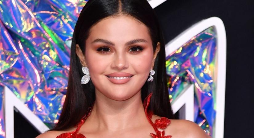 Selena Gomez fekete blézerruhája az idei szezon egyik legmenőbb darabja, imádják az emberek
