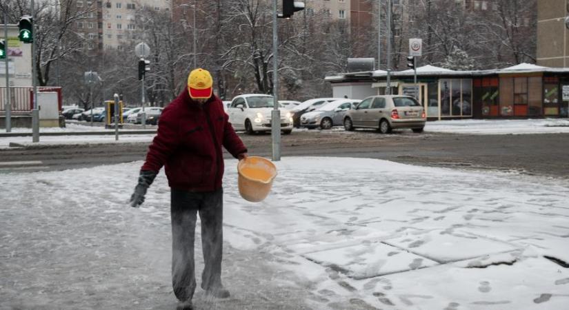 Fél milliméter havazás után sokan elkezdték sózni a járdákat Budapesten, a főtájépítész szólt, hogy ne tegyék