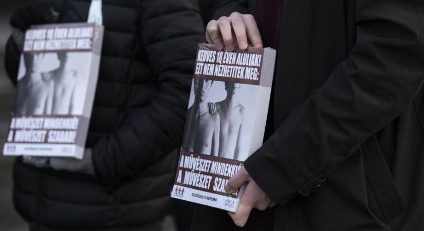 Kétezer „korhatáros” plakáttal szórja tele Magyarországot az Egységes Diákfront – Videó!