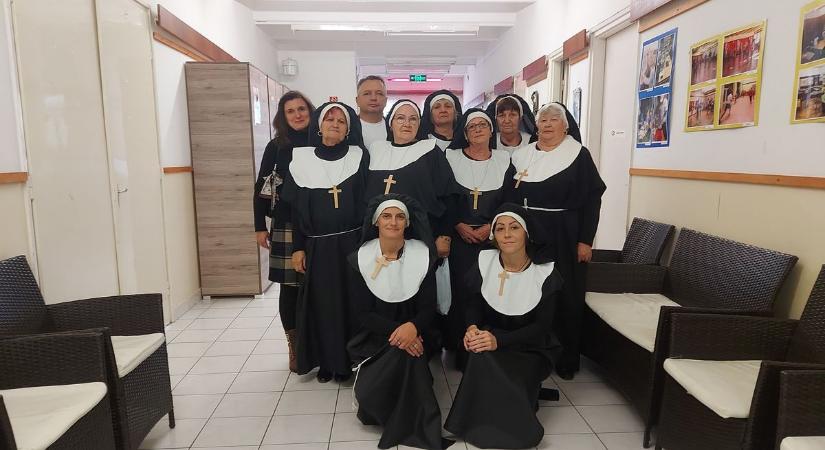Óriási sikert arattak a tenyői „apácák” Szolnokon