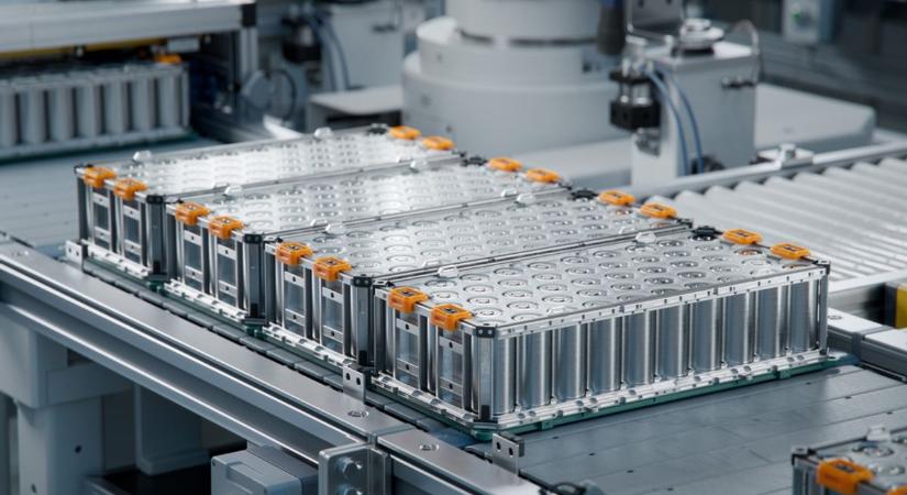 Végre olcsóbbak lehetnek az elektromos autók: hegyekben állnak az akkumulátorok