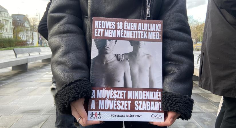 80 ezer forintra büntettek egy diákot, amiért társaival demonstratív múzeumlátogatásra ment a Néprajzi Múzeumba