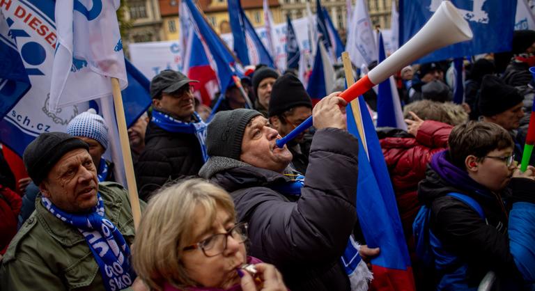 Figyelmeztető sztrájkot tartottak a cseh oktatásügyi dolgozók és több szakszervezeti szövetség