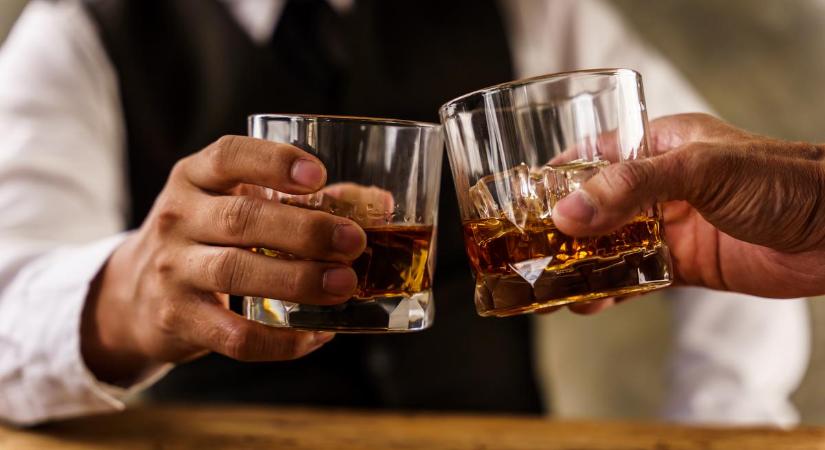 Alkoholizmusáról vallott a magyar énekes: "Reggeltől estig ittam"