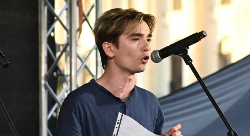 Nyolcvanezer forintra bírságolta a rendőrség a diákot, aki a Néprajzi Múzeumban tiltakozott egy kép elkordonozása ellen