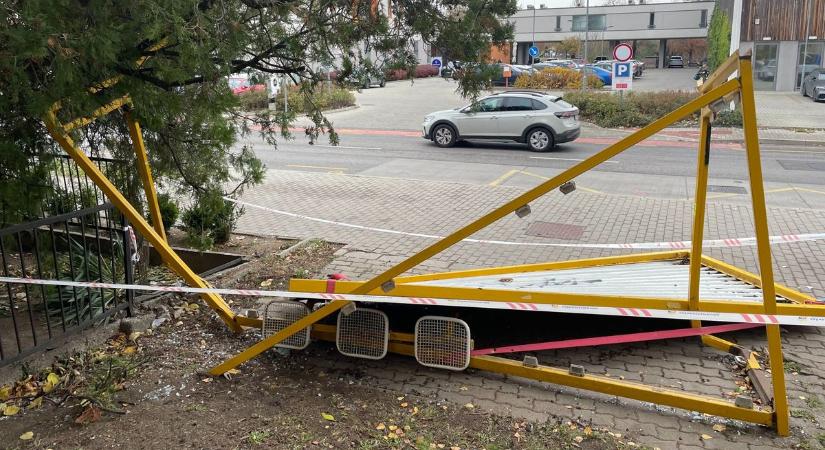 Több egység is részt vesz a szétdőlt Liget sori buszmegálló helyreállításában