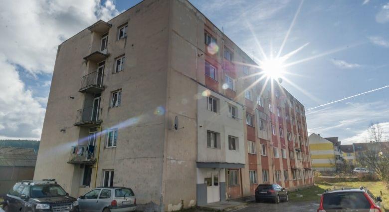 Költöznie kell a csíkszeredai hajléktalanszállónak, új szükséglakásokat vásárolna az önkormányzat