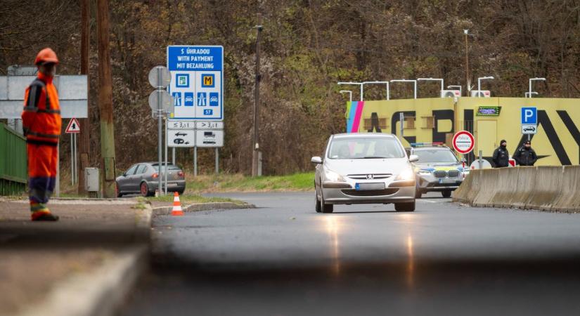 Zökkenőmentes úton kelhetnek át a közlekedők a somoskőújfalui határnál (videó)