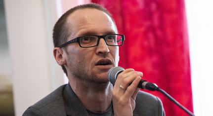 Demeter Szilárd szerint eddig is fóliáztak könyveket, például nagy értékű albumokat