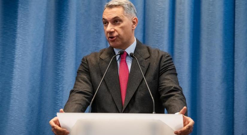 Lázár János ingyenessé tenné a tömegközlekedést a 14 éven aluliaknak